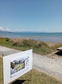 A sign on a beach

Description automatically generated