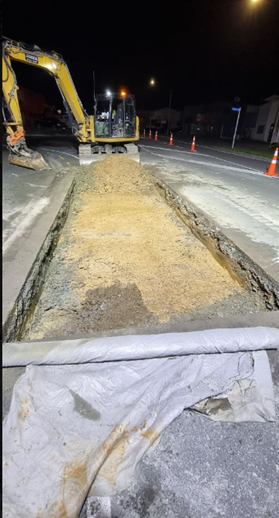 A construction site with a large machine

Description automatically generated