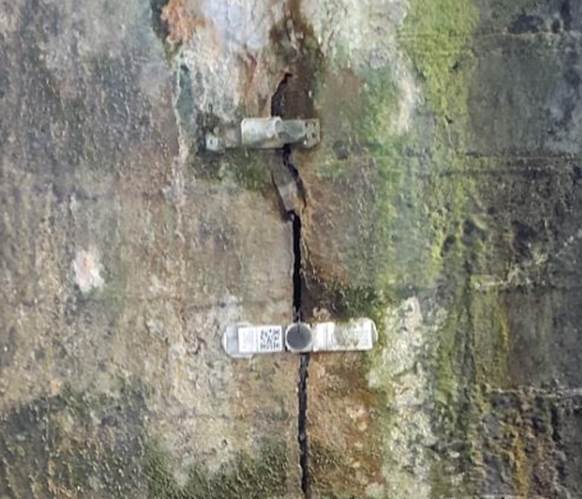 A close-up of a crack in a wall

Description automatically generated