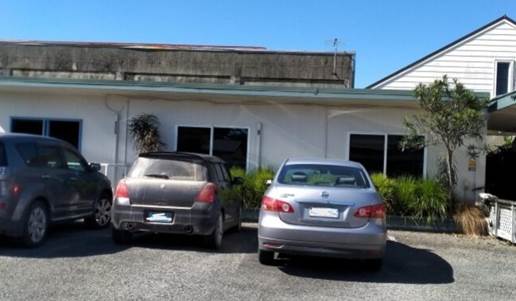 Cars parked in a parking lot

Description automatically generated