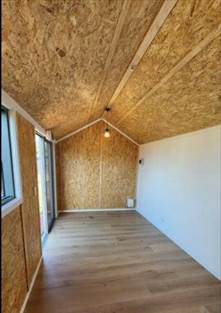A room with a wood floor and a window

Description automatically generated