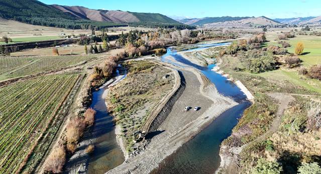 A river running through a valley

Description automatically generated