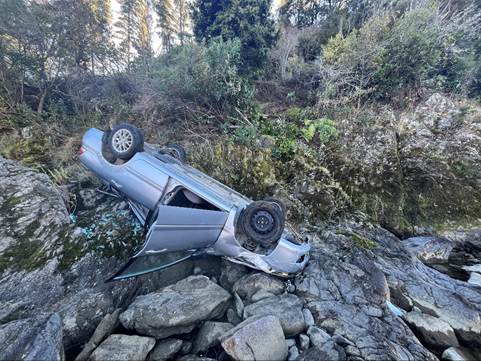 A car crashed into a rocky area

Description automatically generated
