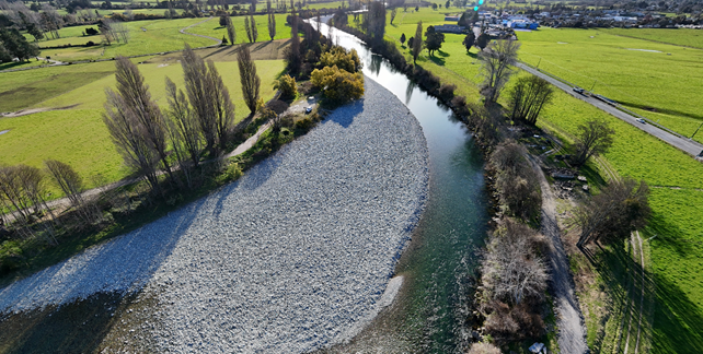 A river running through a grassy area

AI-generated content may be incorrect.