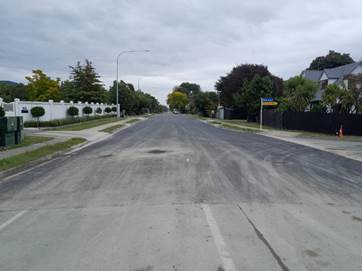 A road with trees and a fence

AI-generated content may be incorrect.