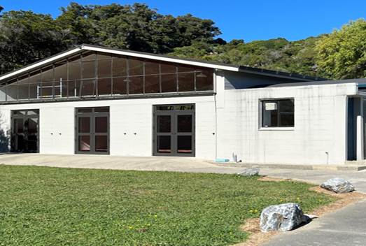 A building with a lawn and grass

AI-generated content may be incorrect.