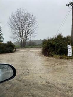 A car parked on a dirt road

AI-generated content may be incorrect.