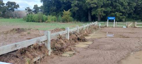 A fence with dirt and dirt on it

AI-generated content may be incorrect.